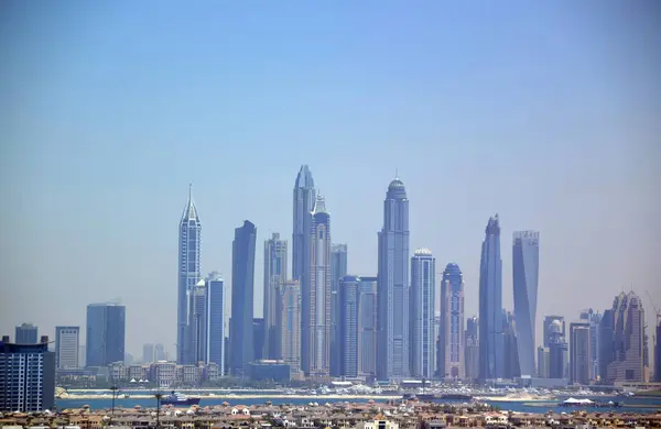 Palm Jumeirah 'dan Dubai gökdelenleri manzarası
