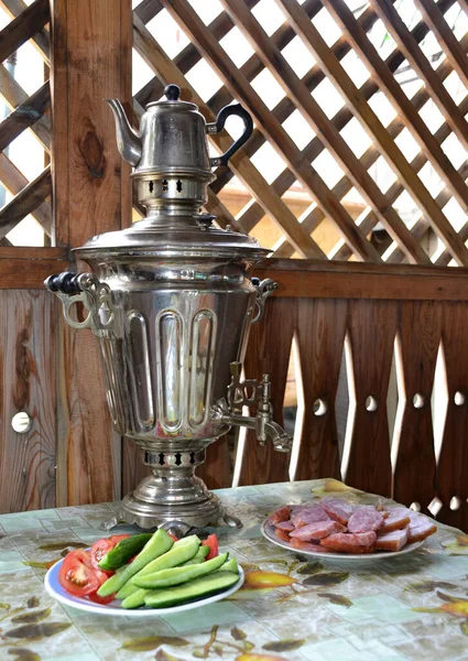 Gammal Samovar Ved Bordet — Stockfoto