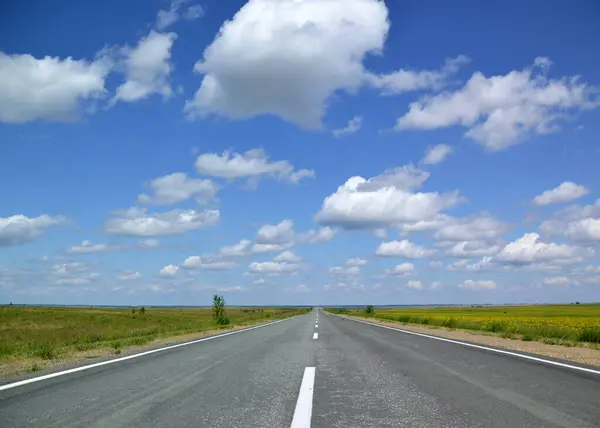 Bulutlara giden yol tarlalardan geçiyor.