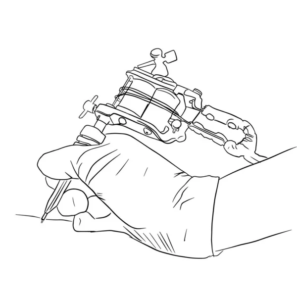 Eldivenli el çizimi dövme makinesi kullanarak dövme yapıyor.