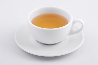 Beyaz çay bardağı yeşil çay ile