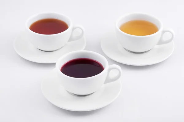 Siyah, yeşil ve kırmızı çay ile üç beyaz çay bardak