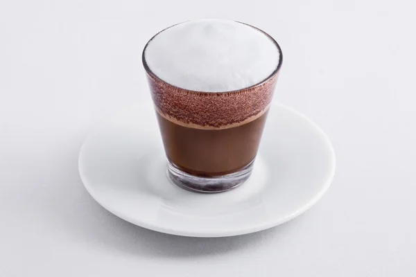 Kleine Kaffeetasse mit Milch — Stockfoto