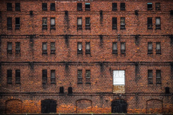 Τοίχο από το παλιό εργοστάσιο κτίριο από κόκκινο τούβλο — Φωτογραφία Αρχείου