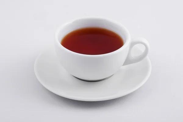 Beyaz arka planda siyah çay beyaz çay bardağı