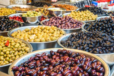 Piyasada farklı türde zeytinler var.
