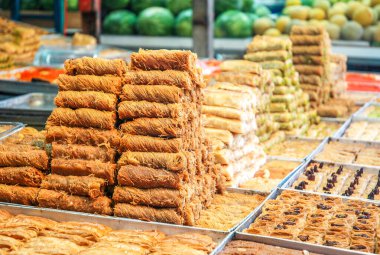 Baklava, geleneksel tatlılar doğu pazarının tezgahında.