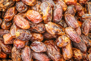 Arka planda kurutulmuş meyve yakın plan - bir tezgahta kahverengi tarihler