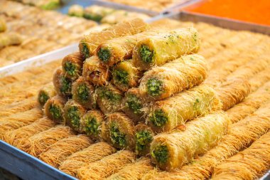 Baklava, geleneksel tatlılar doğu pazarının tezgahında.