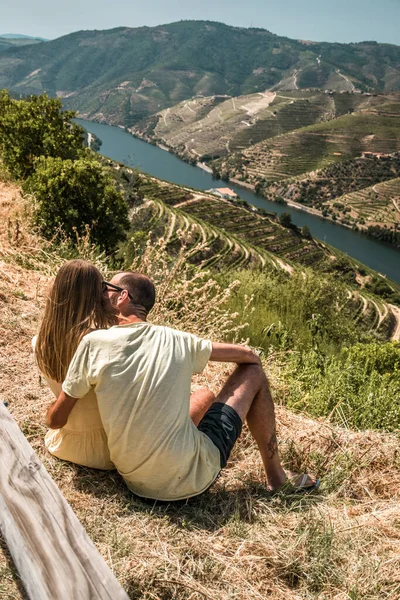 Pareja joven disfrutando de la vista sobre los viñedos del valle del Duero — Foto de Stock