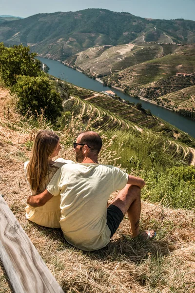 Pareja joven disfrutando de la vista sobre los viñedos del valle del Duero — Foto de Stock