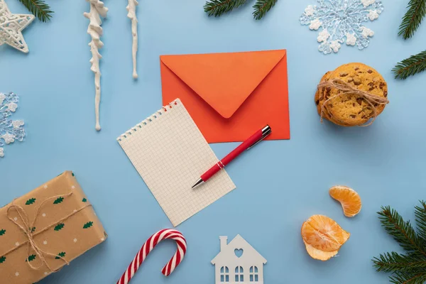 Tafel Versierd Met Kerstdecor Ligt Een Brief Met Wensen Voor — Stockfoto