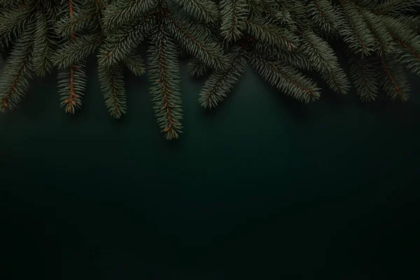 Yeni yıl dekorasyonu ile dekore edilmiş yeşil arkaplan metin için yer.