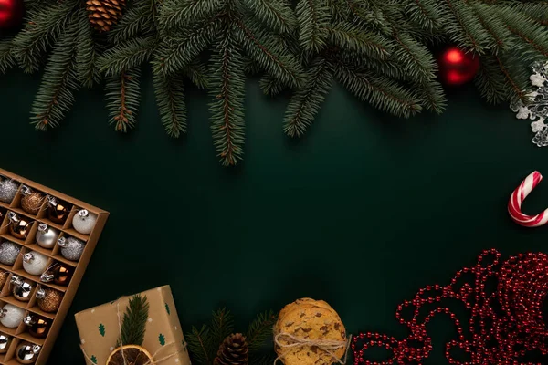 Metin için alanı olan yeşil Noel arkaplanı.