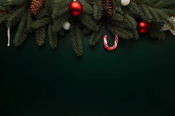 Metin için yeri olan yeşil Noel arkaplanı.