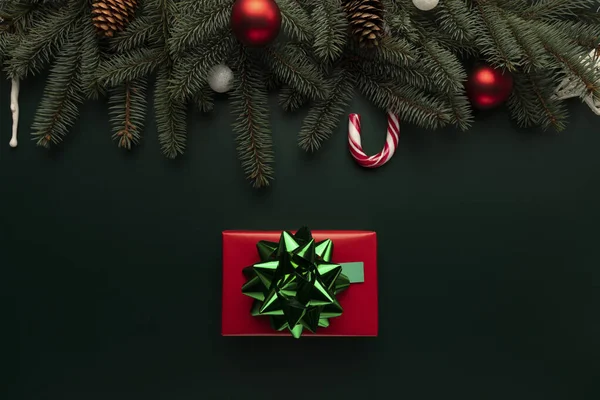 Masanın üzerinde Noel hediyesi olan bir kutu var..