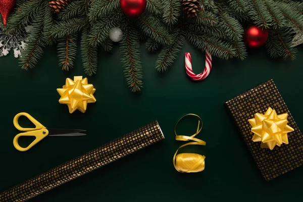 Een Tafel Versierd Met Kerstdecor Zijn Items Die Nodig Zijn — Stockfoto