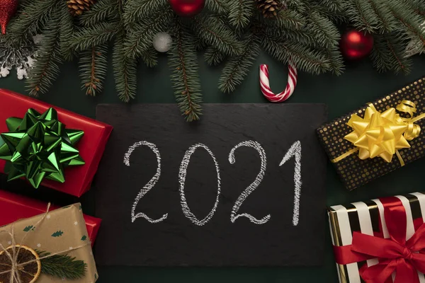 Üzerinde 2021 yazan siyah granit plaket. Yazıtlar için siyah granit levha.