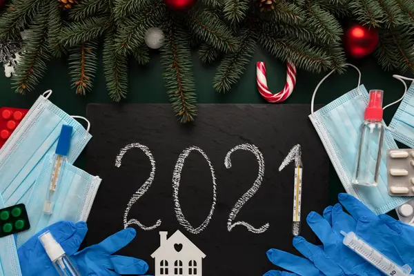 Siyah plakette 2021 yazıyor. Salgının Noel kutlaması üzerindeki etkisinin kavramsal fotoğrafı.