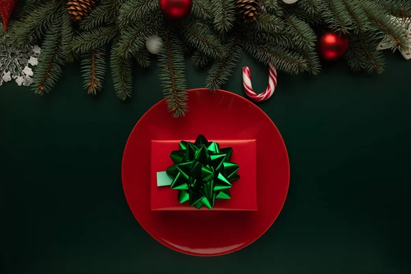 Masanın üzerinde Noel süsüsüyle süslenmiş bir tabak var..