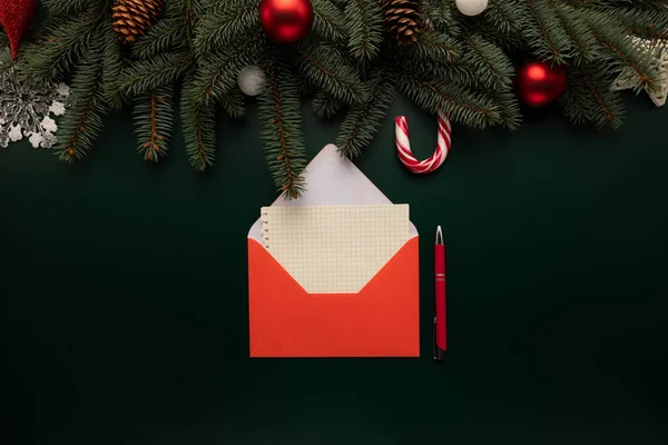 Tafel Ligt Een Brief Met Wensen Voor Kerstmis Voor Kerstman — Stockfoto