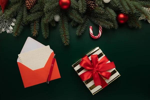 Tafel Versierd Met Kerstdecor Ligt Een Brief Met Wensen Voor — Stockfoto