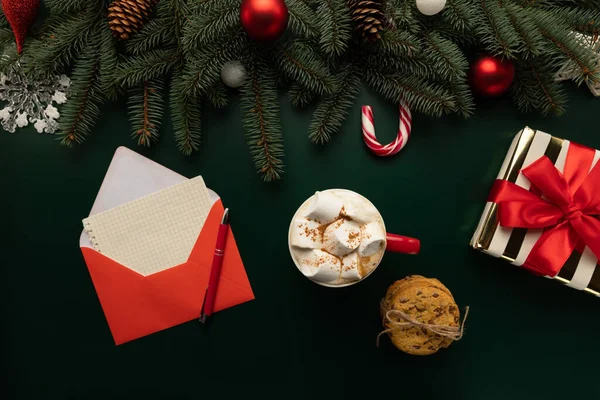 Yeni yıl dekoru ile masada Noel için dileklerin yanı sıra Noel Baba için hediyeler içeren bir mektup var..