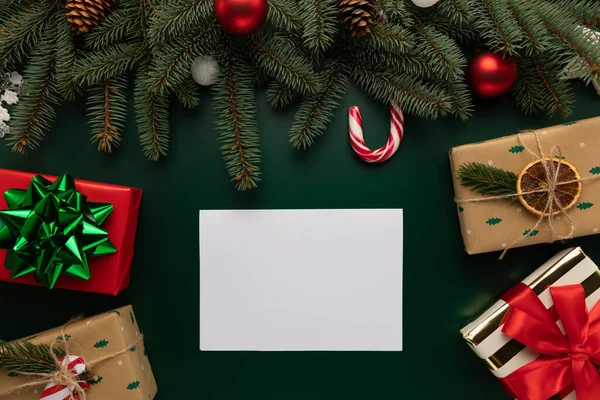 Masanın üzerinde Noel süsüsüyle süslenmiş boş bir kağıt var..
