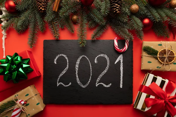 Üzerinde 2021 yazan siyah granit plaket. Yazıtlar için siyah granit levha.