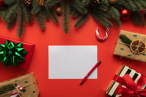 Masanın üzerinde Noel süsüsüyle süslenmiş boş bir kağıt var..