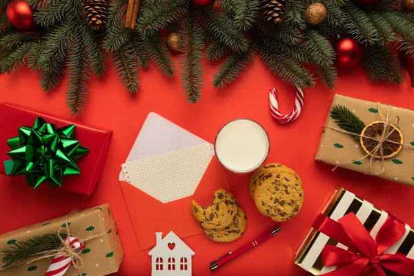 Tafel Ligt Een Brief Met Wensen Voor Kerstmis Evenals Traktaties — Stockfoto