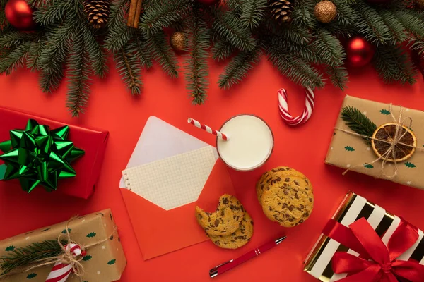 Masanın üzerinde Noel için dileklerin yanı sıra Noel Baba için hediyeler olan bir mektup var. Yeni yıl dekoruyla süslenmiş bir masa..