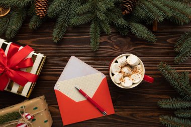 Yeni yıl dekoru ile masada Noel için dileklerin yanı sıra Noel Baba için hediyeler içeren bir mektup var..