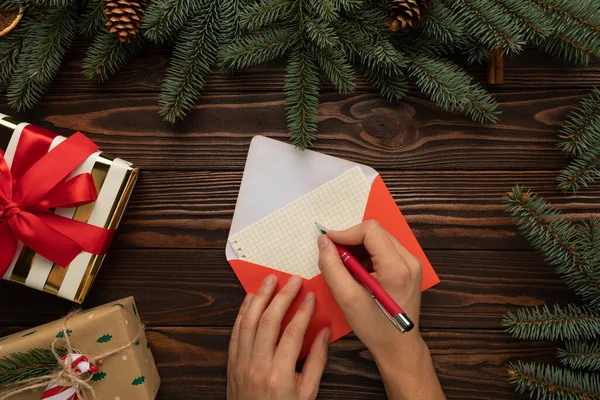 Een Man Schrijft Een Brief Aan Kerstman Met Wensen Voor — Stockfoto