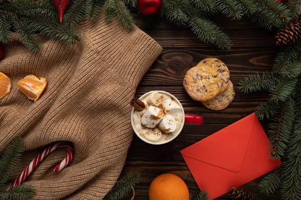 Yeni yıl dekoru ile masada Noel için dileklerin yanı sıra Noel Baba için hediyeler içeren bir mektup var..