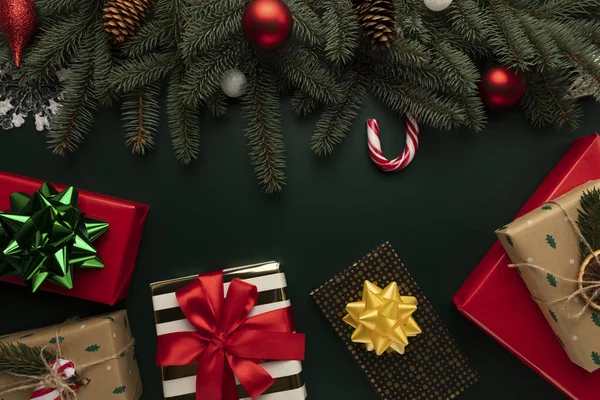 Liggen Kerstcadeautjes Tafel — Stockfoto