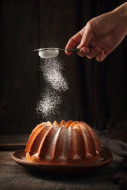 Tutam toz şeker ile turuncu kek