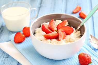 Çilekli süzme peynir.