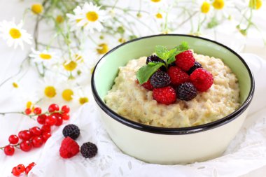 Yulaf ezmesi çilek ve nane