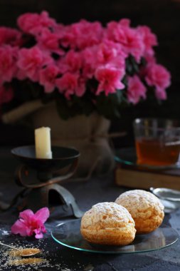 İki kremalı hamur işleri cam tabak üzerine krema ile doldurulmuş