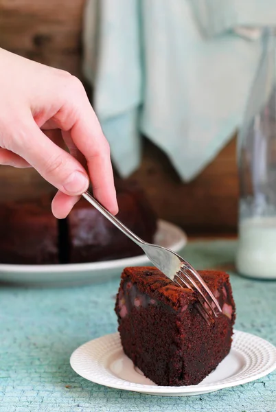 Tagliare un pezzo di torta al cioccolato con una banana — Foto Stock