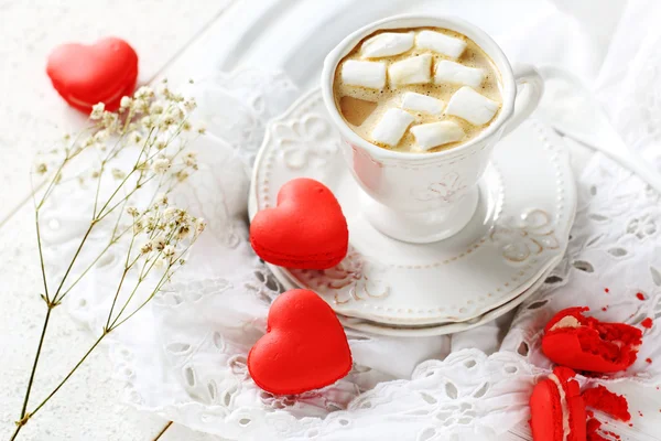 Macarrón en forma de corazón y café con malvavisco — Foto de Stock