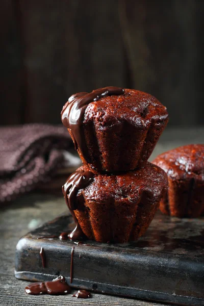 Muffins de chocolate cobertos com chocolate derretido — Fotografia de Stock