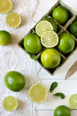 Beyaz arkaplandaki limonlar