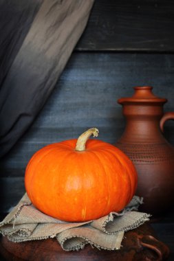 Karanlık bir arka plan üzerinde turuncu kabak 