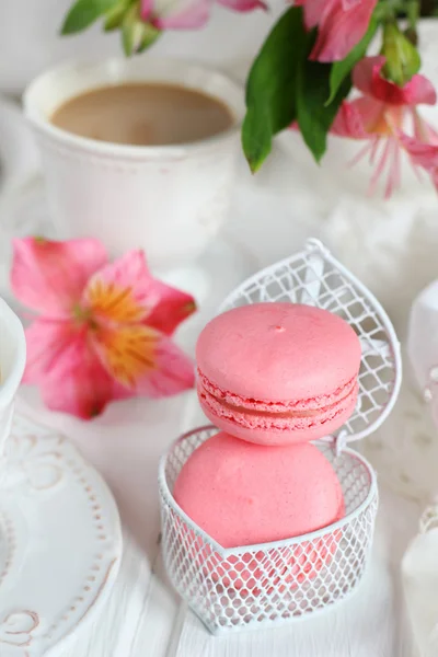 Strawberry macaroon — Stock Photo, Image