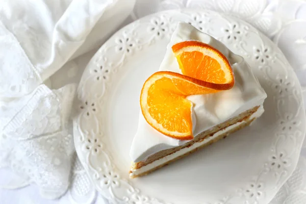 Ein Stück Orangenkuchen mit Schlagsahne — Stockfoto