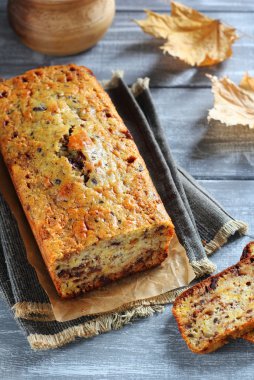 Kabak cake çikolata ile gri kurullarında yukarıdan kesti.