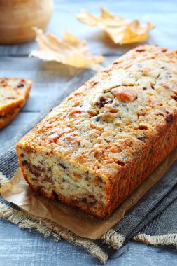 Kabak cake çikolata ile gri panoları kesim