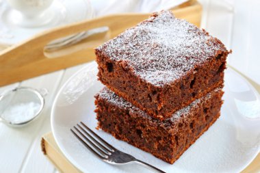 Kuru üzümlü kek çikolata ve beyaz bir pl badem ile iki adet